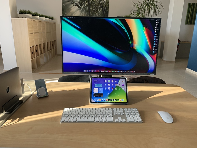 use macbook with external monitor